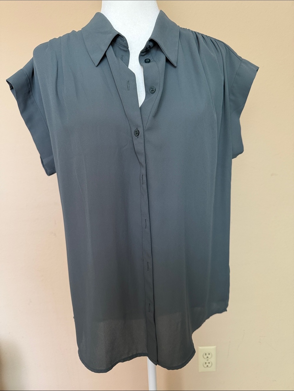 14th & Union Slate Gray Cap-Sleeve Button-Down Blouse